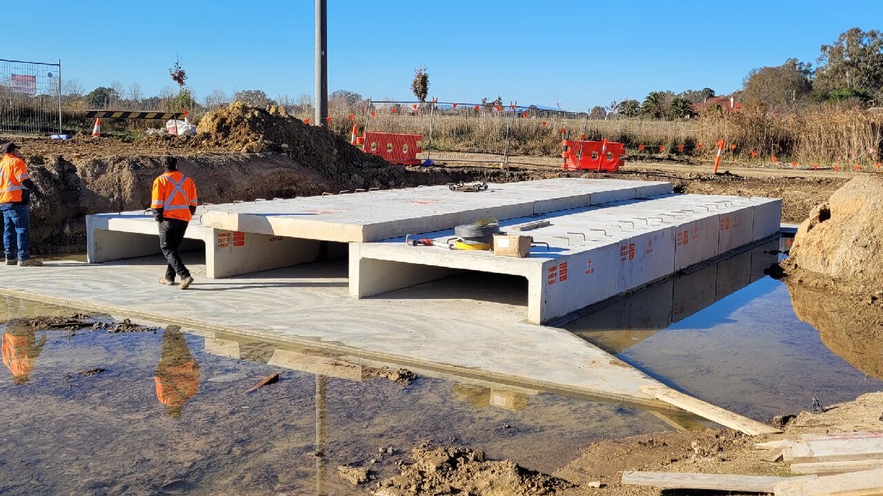 Large culvert structure with link slab